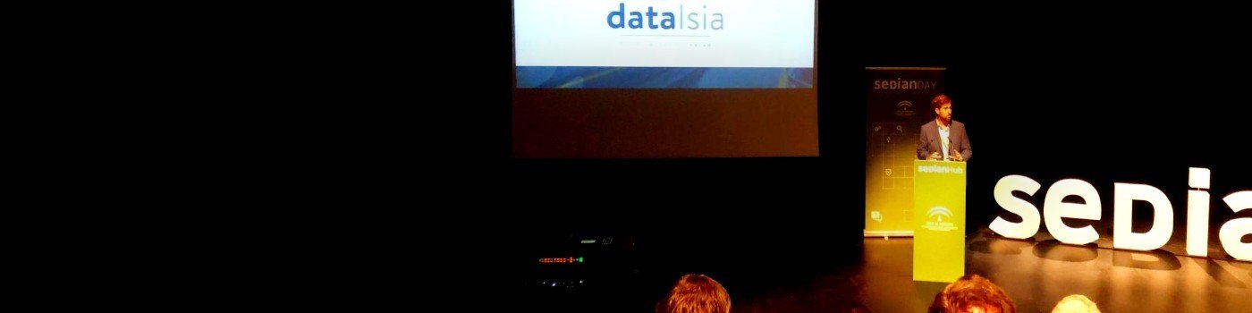 Alejandro Freire presentando en el escenario del SEDIAN DAY